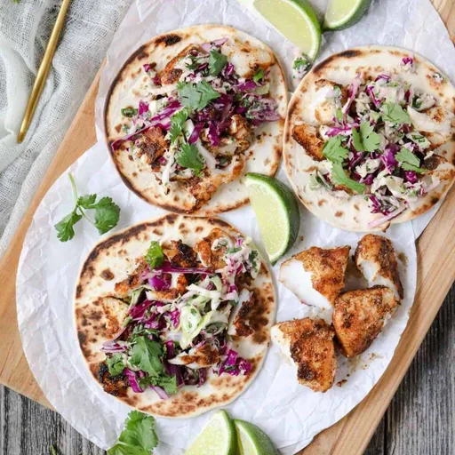 Tacos de gallineta negra con ensalada de cilantro y lima