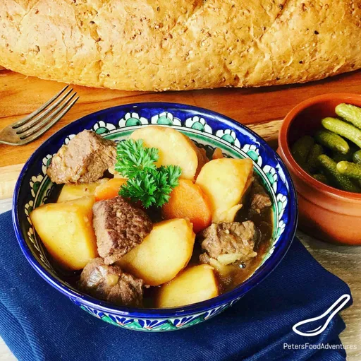 Estofado de ternera Kavardak con patatas