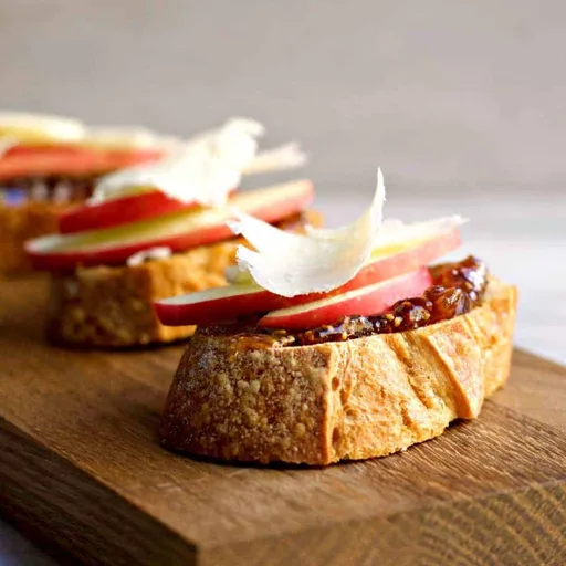 Crostini de manzana con mermelada de higos y pecorino