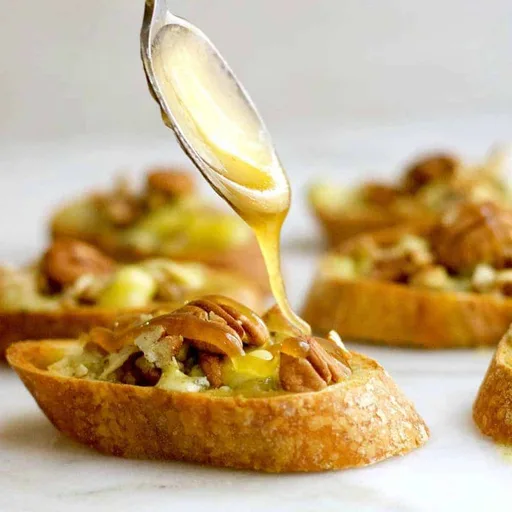 Crostini de queso azul con pacanas y miel