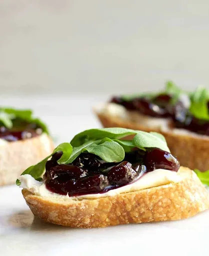 Crostini de brie con cerezas y rúcula