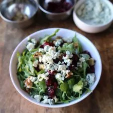 Ensalada de rúcula con queso azul y arándanos rojos