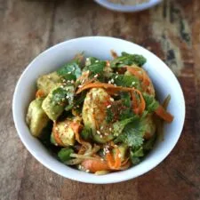 Ensalada de aguacate y zanahoria con ponzu