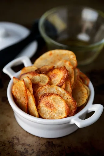 Baked potato chips with paprika and salt