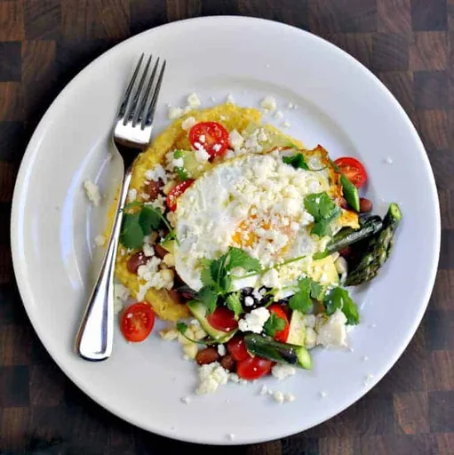 Huevos rancheros con polenta y espárragos
