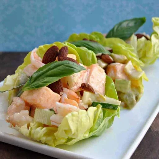 Ensalada de gambas, melón y pepino con mayonesa picante
