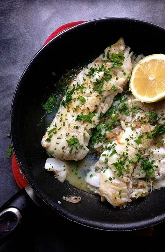 Bacalao a la sartén con hierbas frescas y limón