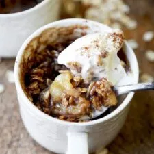 Pastel de taza de manzana con crumble