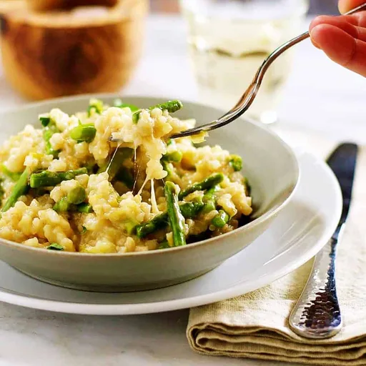 Risotto cremoso de arroz integral con puerros y espárragos
