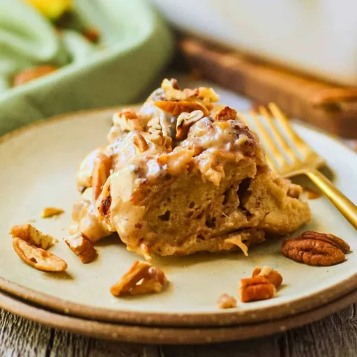 Pudin de pan Hummingbird con salsa de praliné