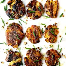 Patatas rojas aplastadas con ajo y cebollino