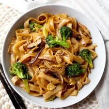 Pad See Ew vegetariano (fideos de arroz tailandeses)