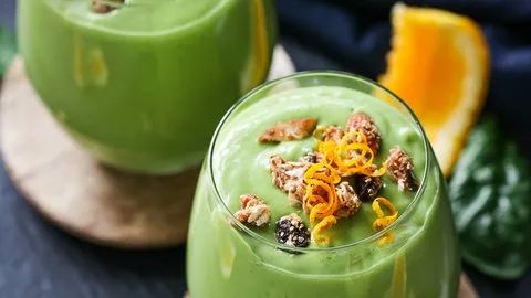 Batido verde de coco y cítricos