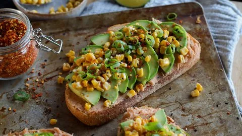 Tostada de aguacate con crema de judías al chipotle