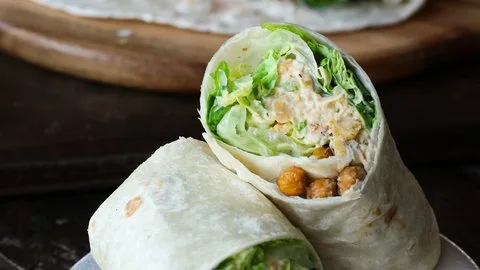 Wrap de ensalada César con garbanzos