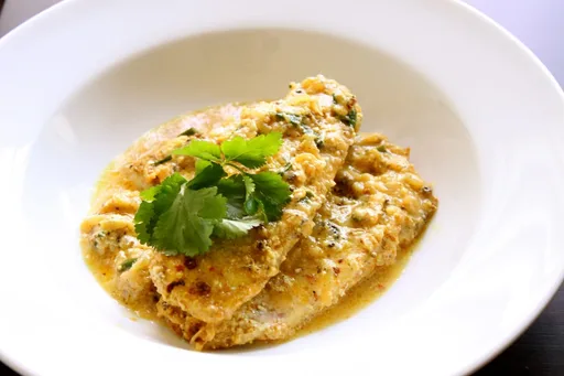 Tilapia con costra de almendras en salsa de leche de coco