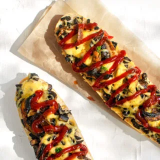 Zapiekanka polaca: Baguete tostada con champiñones salteados y queso