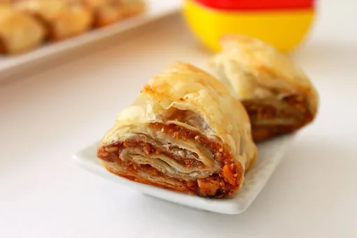 Dry Figs and Pecan Puff Rolls