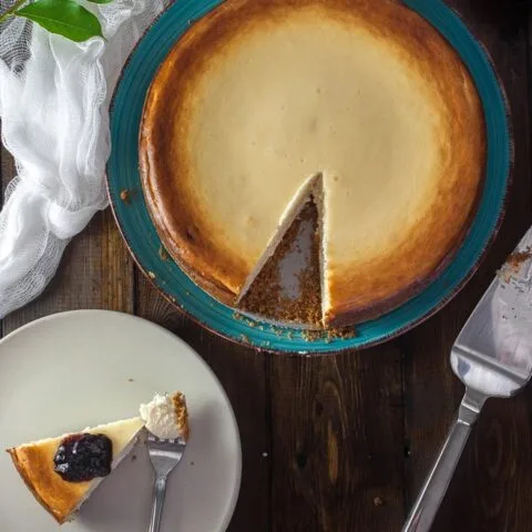Sernik: tarta de queso clásica polaca sobre base de masa quebrada
