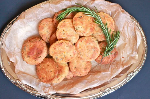 Galletas saladas de romero y parmesano