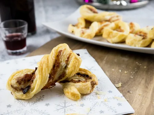 Trenzas de hojaldre con beicon y queso