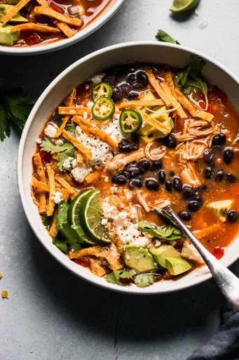 Sopa de tortilla con pollo en olla de cocción lenta