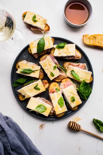 Crostini de queso Brie y prosciutto
