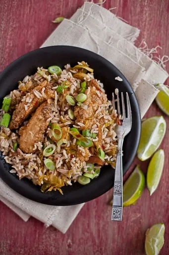 Arroz frito con pollo al estilo asiático