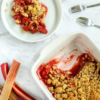 Easy Strawberry Rhubarb Crumble with Oats