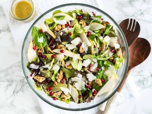 Ensalada de granada y pera con nueces