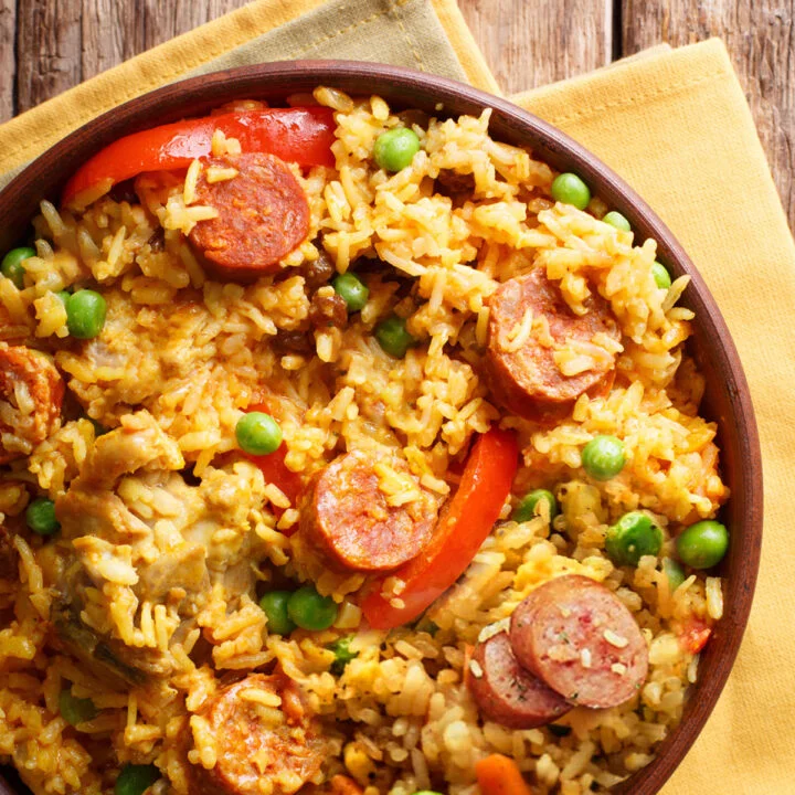 Sartén de kiełbasa y arroz