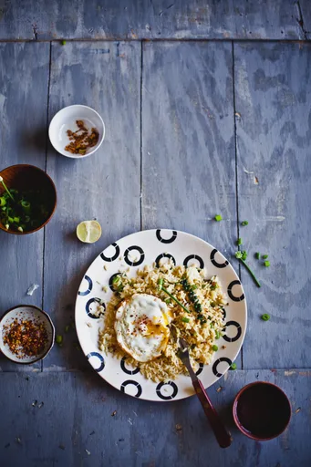 Arroz frito con ajo y pimienta verde fresca