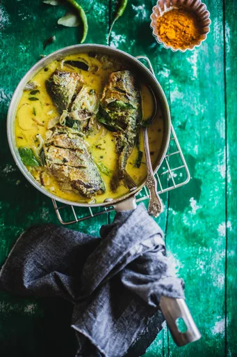 Caballa con pimienta fresca y leche de coco