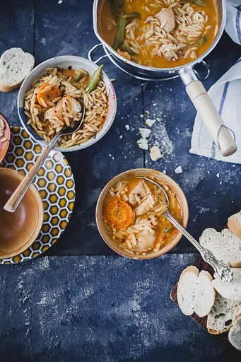 Sopa de coco con pescado y pasta orzo