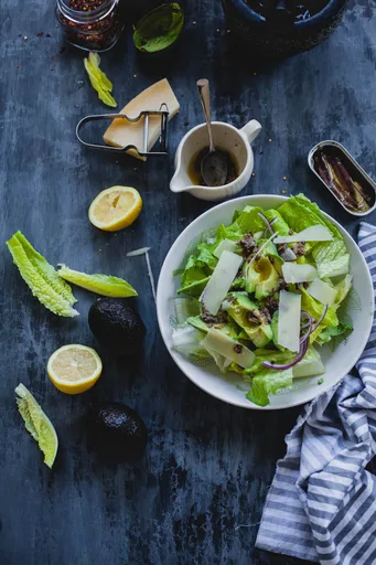Ensalada de lechuga romana y aguacate con aderezo de anchoas