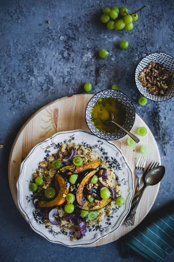 Calabaza bellota asada al hinojo con quinoa