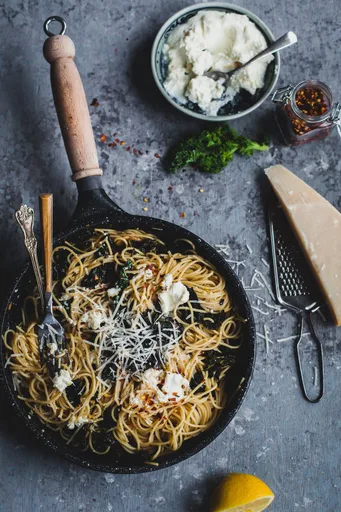 Espaguetis con col rizada y ricotta