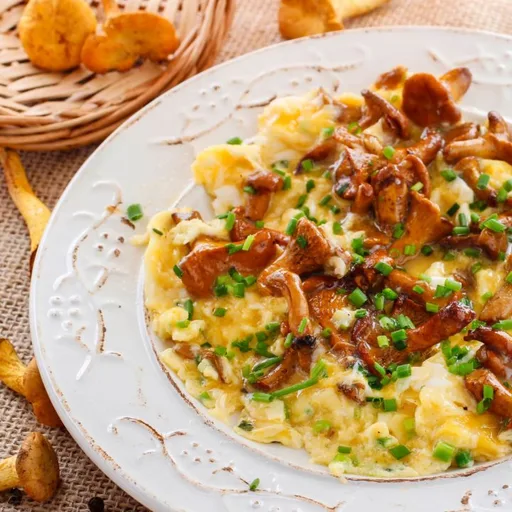 Huevos revueltos con setas rebozuelos