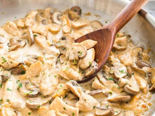 Pasta con pollo y champiñones