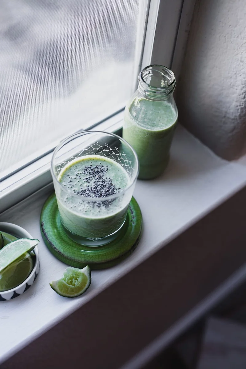 Batido verde de aguacate y col rizada