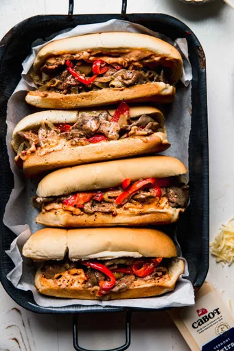 Sándwich de filete con queso al chipotle