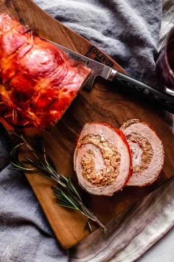 Solomillo de cerdo envuelto en jamón serrano