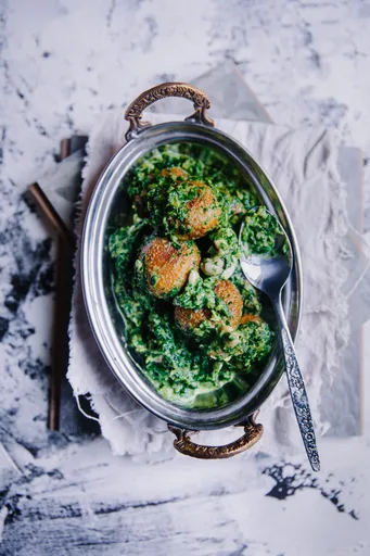 Chaana Kaju Palak (Fresh Cheese Dumplings In Cashew And Spinach)