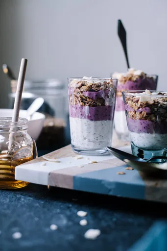 Parfait de granola con coco, chía y frutos rojos