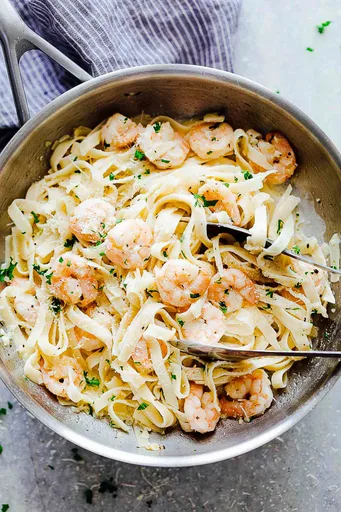 Pasta cremosa con gambas, mantequilla y ajo