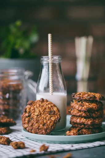 EASY Oatmeal Raisin Cookies