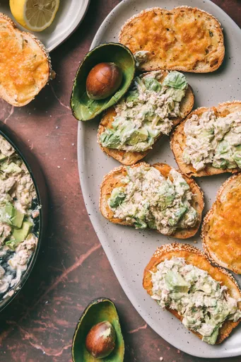 Tostada de atún y aguacate
