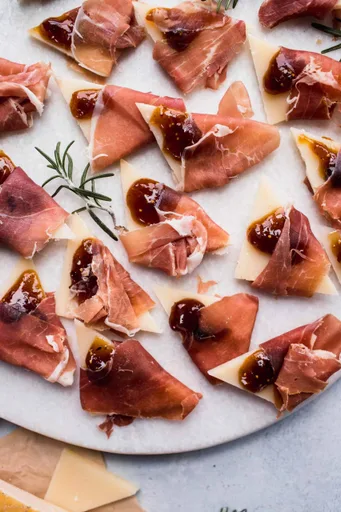 Parmesano Envuelto en Prosciutto con Confitura de Higos