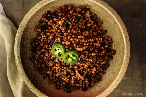 Cuscús perlado picante con ajo negro y miso