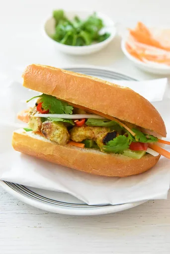 Sándwich de satay de pollo